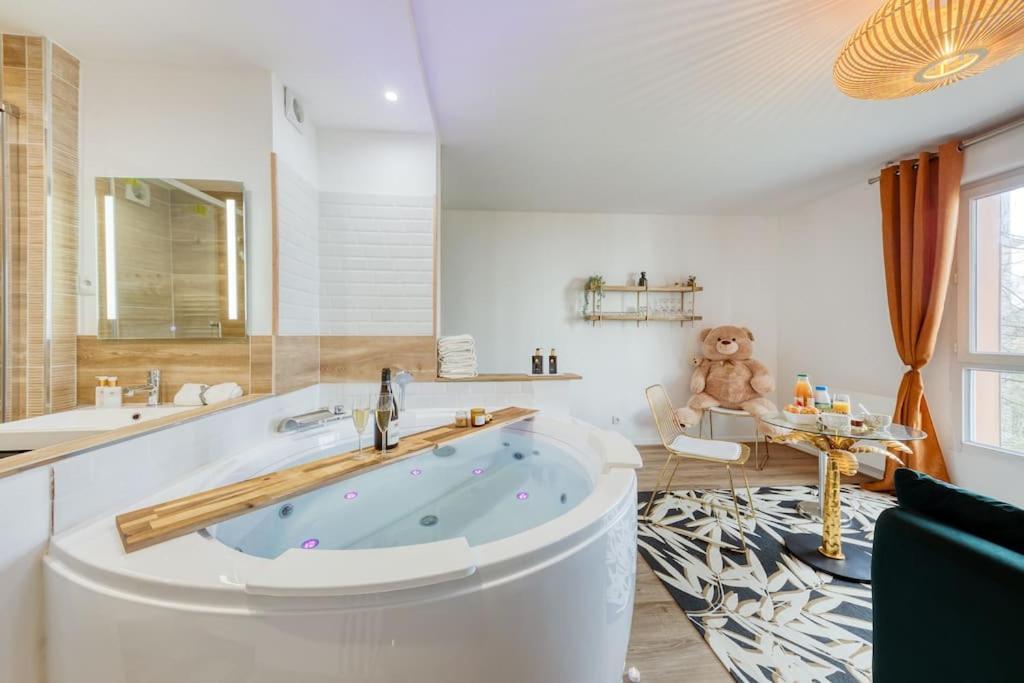 Suite Love Jacuzzi Montevrain Exterior photo